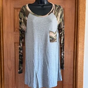 e. Luna Women’s Size S Gray Top with Camouflage Accents